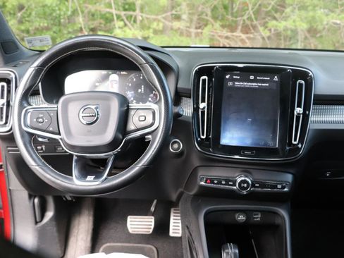 Used 2019 Volvo XC40 T4 R-Design FWD image 28