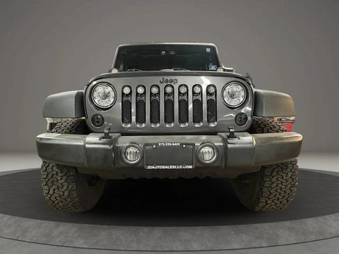 Used 2017 Jeep Wrangler Rubicon w/ Connectivity Group AWD/4WD image 3