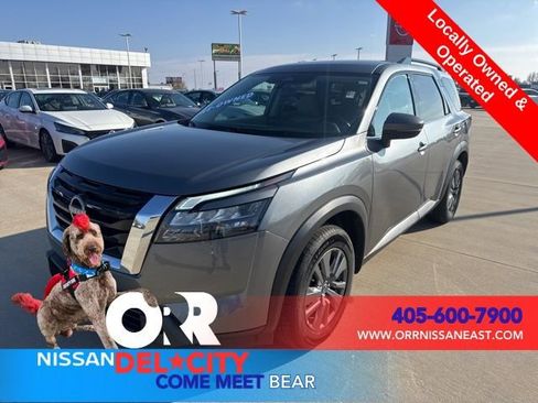 Used 2024 Nissan Pathfinder SV image 1