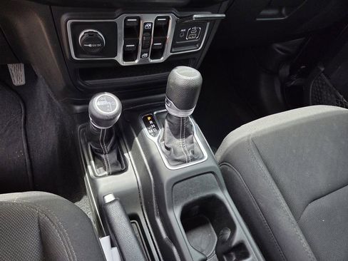 Used 2023 Jeep Gladiator Overland AWD/4WD image 15