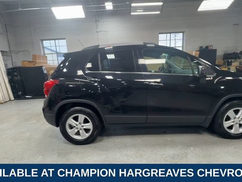 Used 2020 Chevrolet Trax LT w/ LT Convenience Package FWD image 11