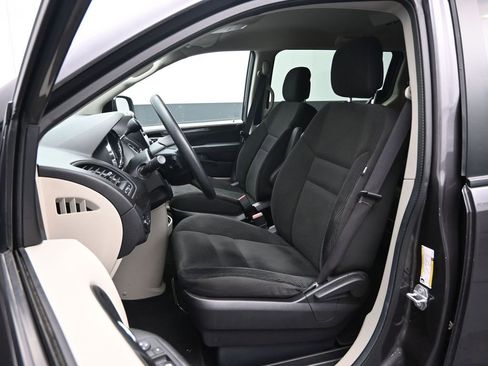 Used 2020 Dodge Grand Caravan SE w/ UConnect Hands-Free Group image 24