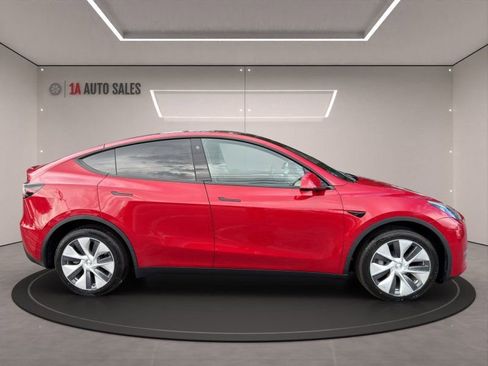 Used 2022 Tesla Model Y Long Range image 6