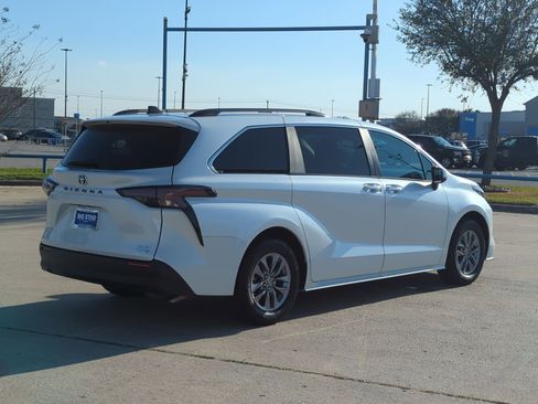 Used 2024 Toyota Sienna XLE image 3