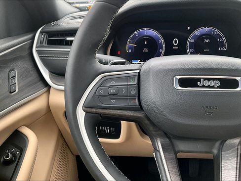 Used 2025 Jeep Grand Cherokee Limited AWD/4WD image 19
