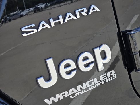 Used 2018 Jeep Wrangler Unlimited Sahara AWD/4WD image 32