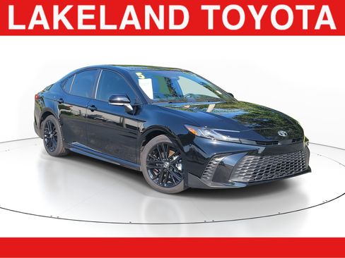 Used 2025 Toyota Camry SE FWD image 1