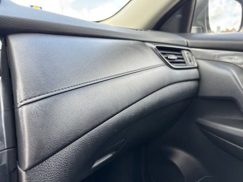 Used 2018 Nissan Rogue SV AWD/4WD image 40