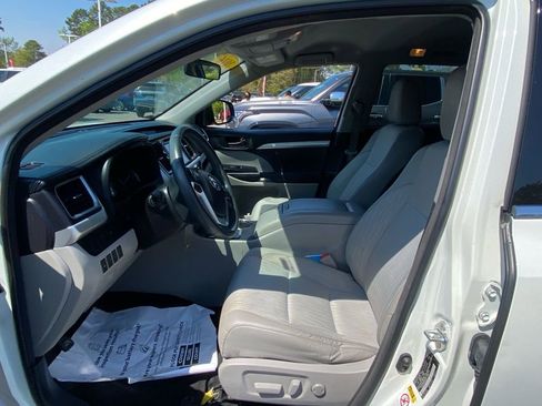 Used 2016 Toyota Highlander Plus AWD/4WD image 8