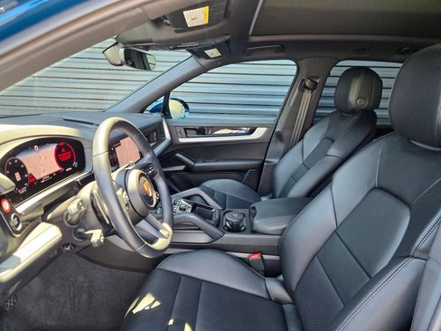 Used 2025 Porsche Cayenne w/ Premium Package AWD/4WD image 27