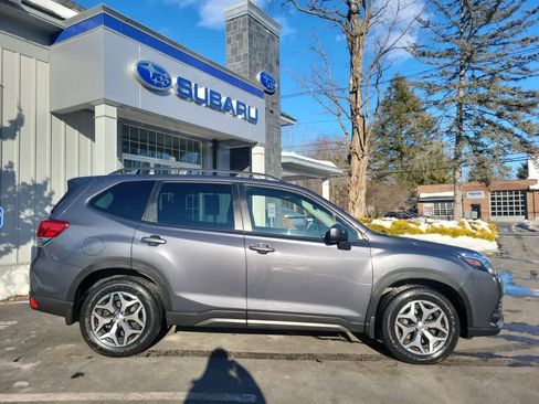 Used 2022 Subaru Forester Premium image 2