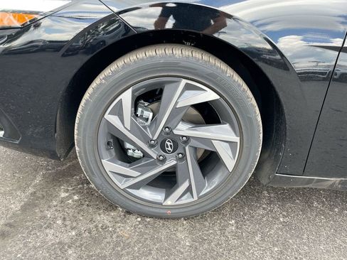 New 2025 Hyundai Elantra Limited image 35