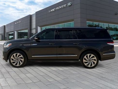 Used 2022 Lincoln Navigator L Reserve AWD/4WD image 2