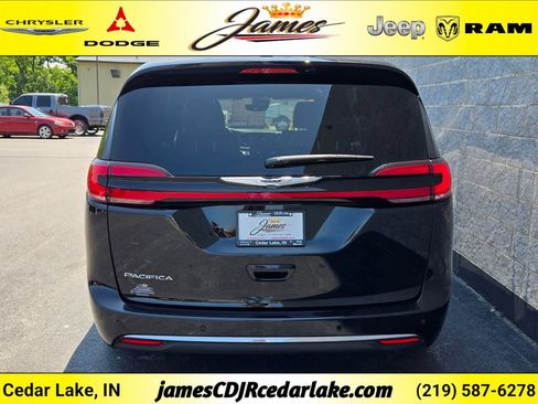 Used 2025 Chrysler Pacifica Select FWD image 4