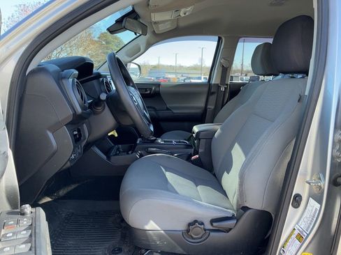 Used 2019 Toyota Tacoma SR image 10