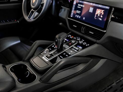 Used 2021 Porsche Cayenne w/ Premium Package image 32