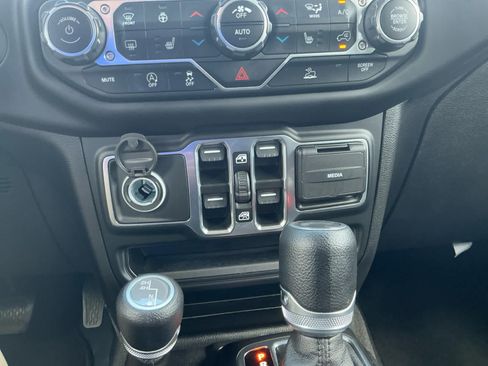 Used 2021 Jeep Wrangler Unlimited Sport AWD/4WD image 16
