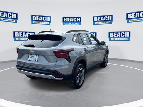 Used 2025 Chevrolet Trax LT w/ LT Convenience Package FWD image 8
