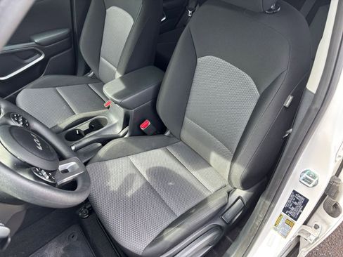 Used 2025 Kia Soul LX w/ LX Technology Package FWD image 34
