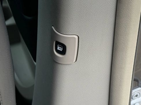 Used 2016 Chrysler Town & Country Touring-L w/ Driver Convenience Group FWD image 23