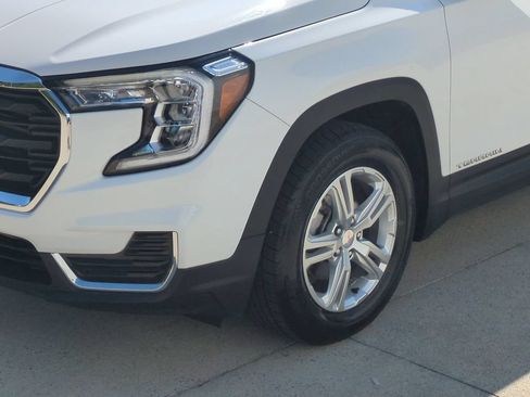 Used 2024 GMC Terrain SLE FWD image 10