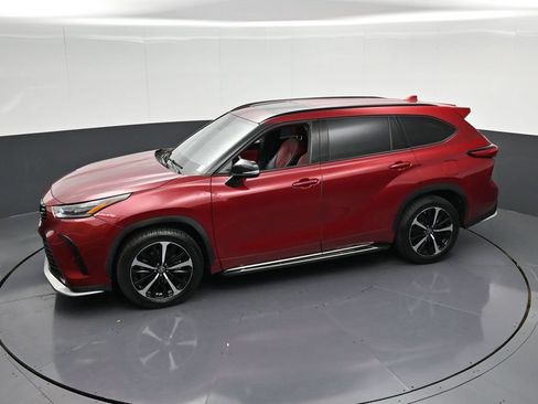 Used 2021 Toyota Highlander XSE FWD image 25