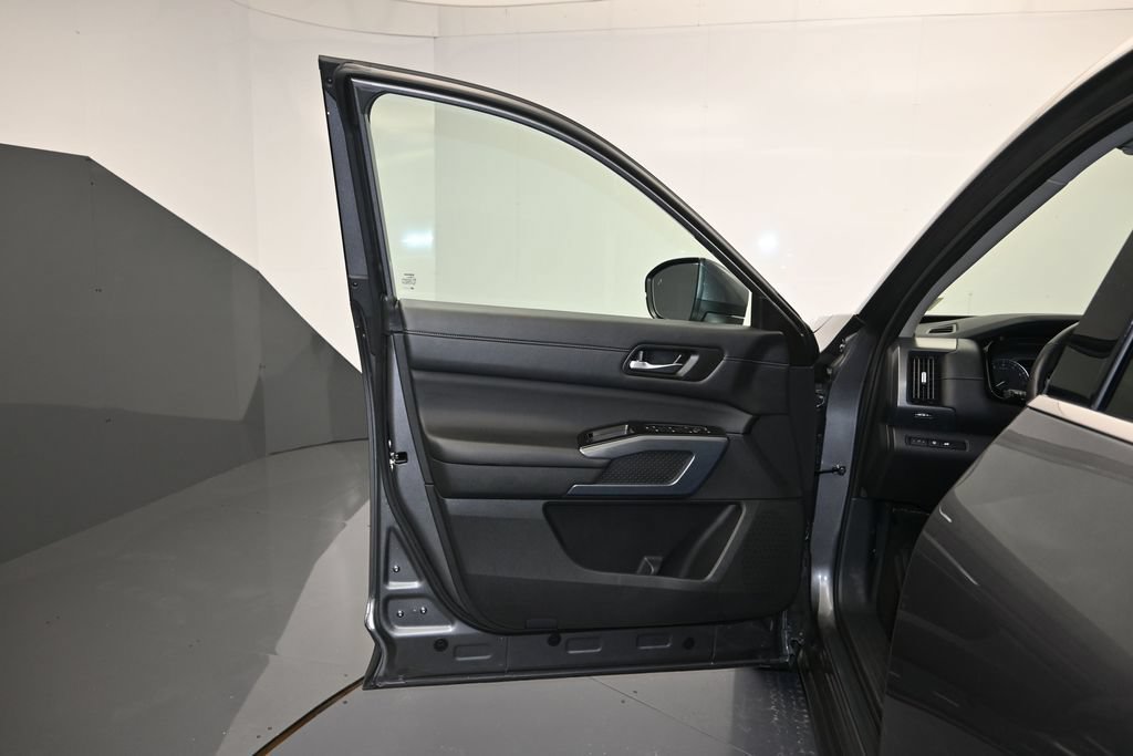 Used 2025 Nissan Pathfinder SL AWD/4WD image 10