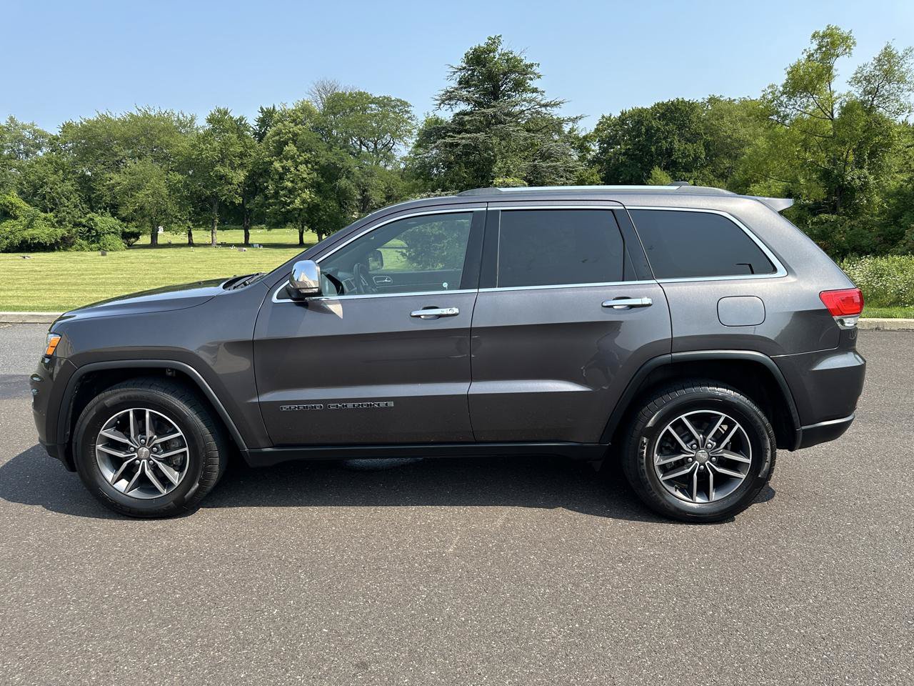 Used 2017 Jeep Grand Cherokee Limited AWD/4WD image 9