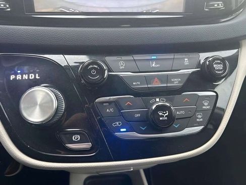Used 2022 Chrysler Pacifica Touring-L image 14