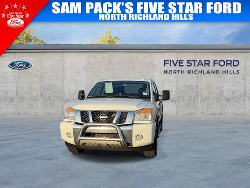 Used 2015 Nissan Titan SV w/ SV Value Truck Package RWD image 3