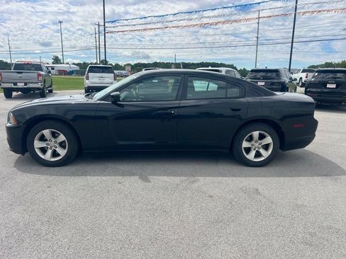 Used 2013 Dodge Charger SE RWD image 2