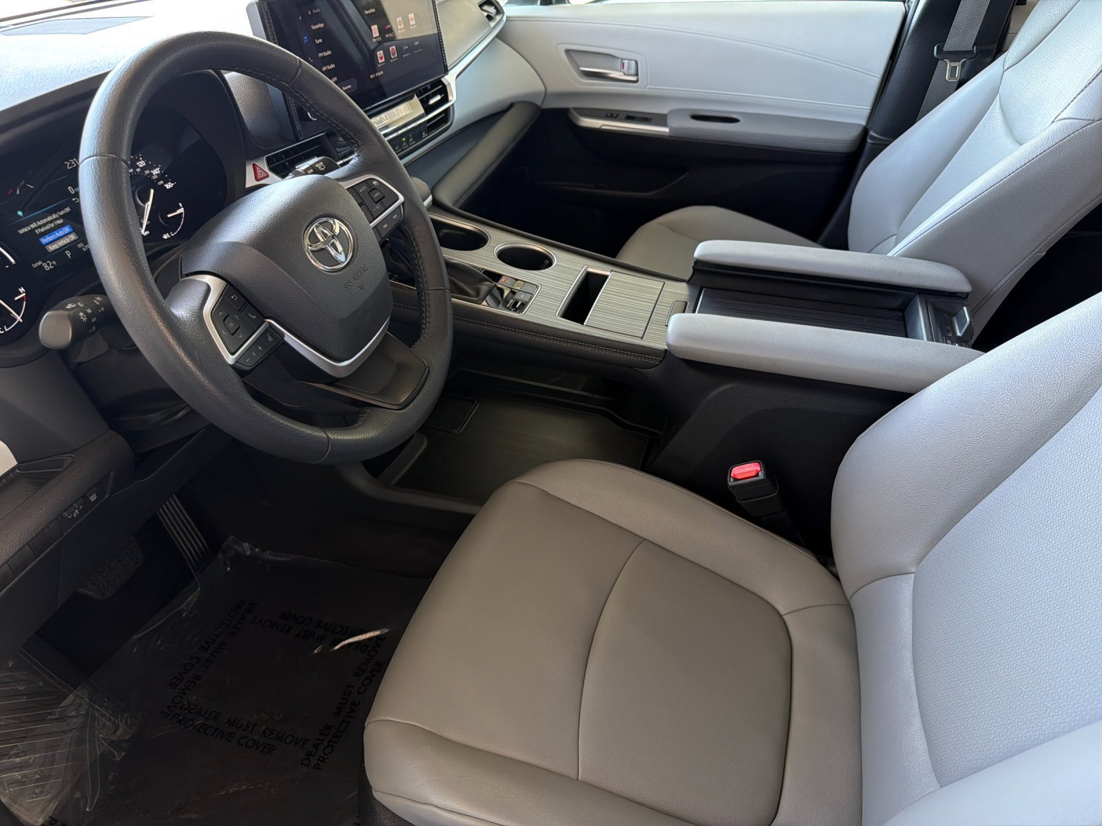 Used 2025 Toyota Sienna XLE FWD image 9