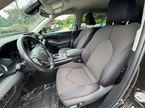 Used 2025 Toyota Highlander LE FWD image 37