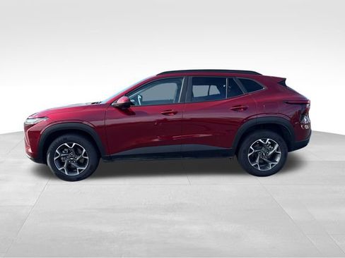 Used 2024 Chevrolet Trax LT FWD image 2