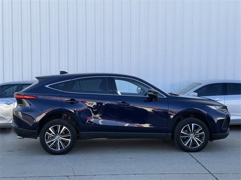 Used 2023 Toyota Venza LE image 3