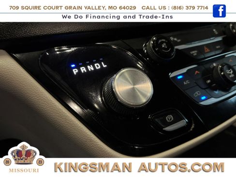 Used 2017 Chrysler Pacifica Touring-L w/ Tire & Wheel Group FWD image 19