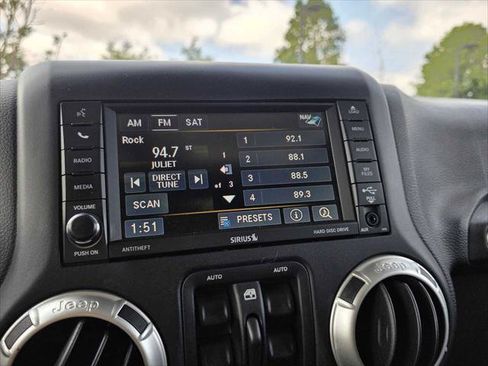 Used 2017 Jeep Wrangler Unlimited Sahara w/ Connectivity Group AWD/4WD image 28