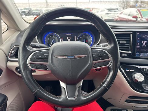 Used 2020 Chrysler Pacifica Touring-L Plus image 11