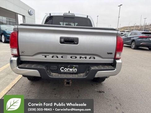 Used 2017 Toyota Tacoma TRD Off-Road image 7