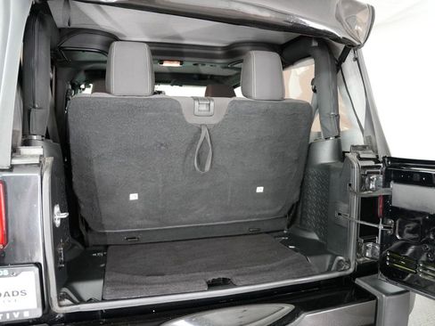 Used 2017 Jeep Wrangler Sahara AWD/4WD image 31