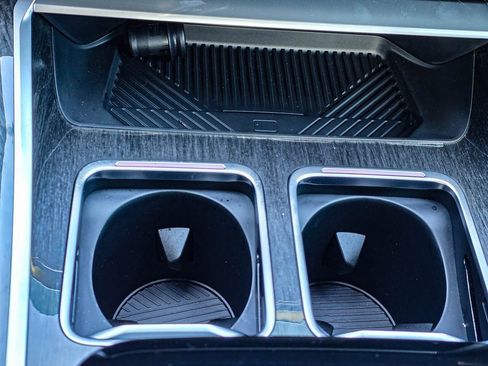 Used 2025 BMW 740i xDrive image 19