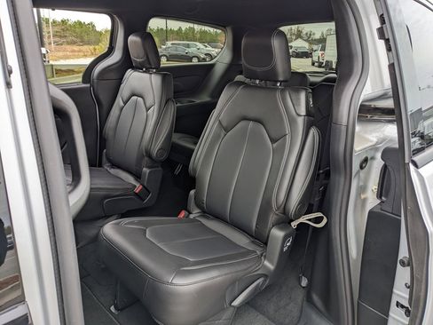 Certified 2026 Chrysler Pacifica Select w/ S Appearance Package image 38