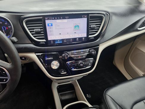 Used 2024 Chrysler Pacifica Touring-L FWD image 16