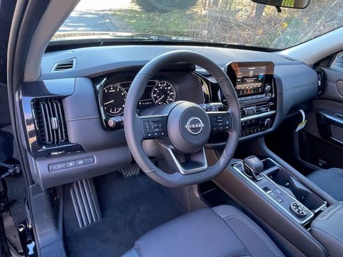 New 2025 Nissan Pathfinder SV image 10