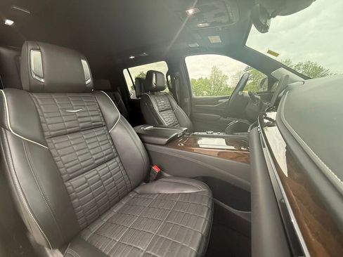 Certified 2024 Cadillac Escalade ESV Premium Luxury Platinum AWD/4WD image 31