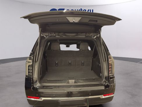 Used 2025 Chevrolet Suburban LT w/ Comfort Package AWD/4WD image 9