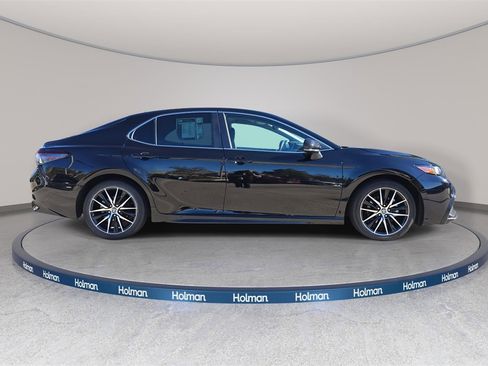 Used 2024 Toyota Camry SE image 3