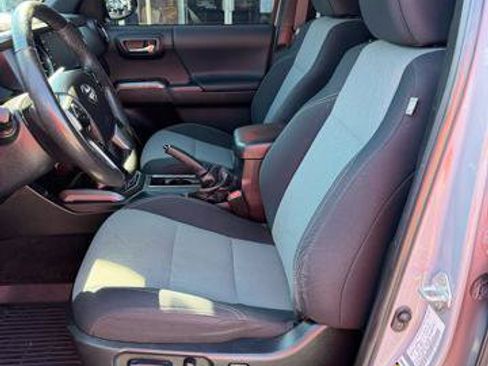 Used 2021 Toyota Tacoma TRD Off-Road w/ Technology Package AWD/4WD image 8