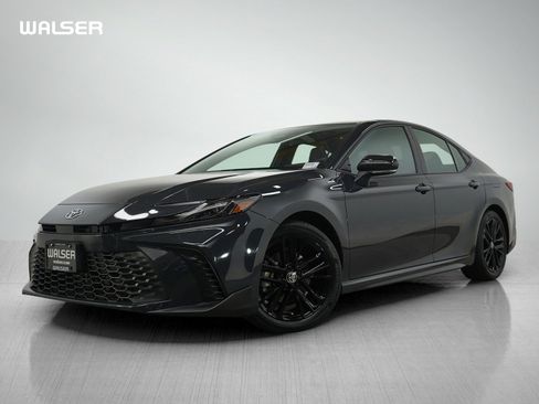 Used 2025 Toyota Camry SE image 1