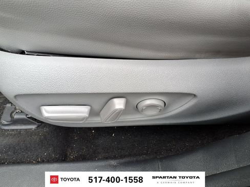 Used 2022 Toyota Highlander XLE AWD/4WD image 16